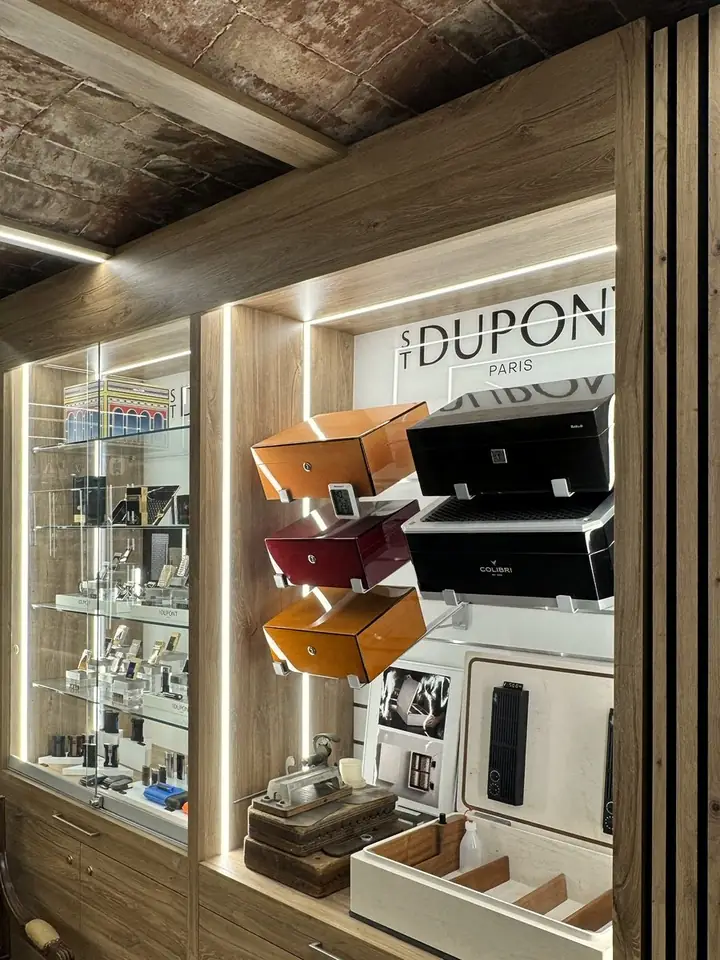 Vitrinas de humidores S.T. Dupont, Colibri y Siglo en la tienda Humibest de Barcelona